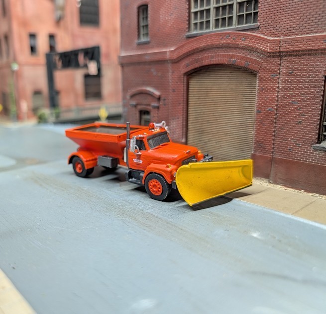 Custom Built 1/87 HO Scale 1970s International Fleetstar Snowplow/Salter Truck