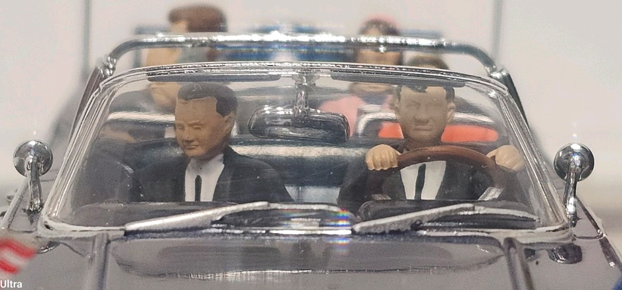 The Kennedy Car 1961 Lincoln Continental Presidential X-100 Minichamps 1/43 Case