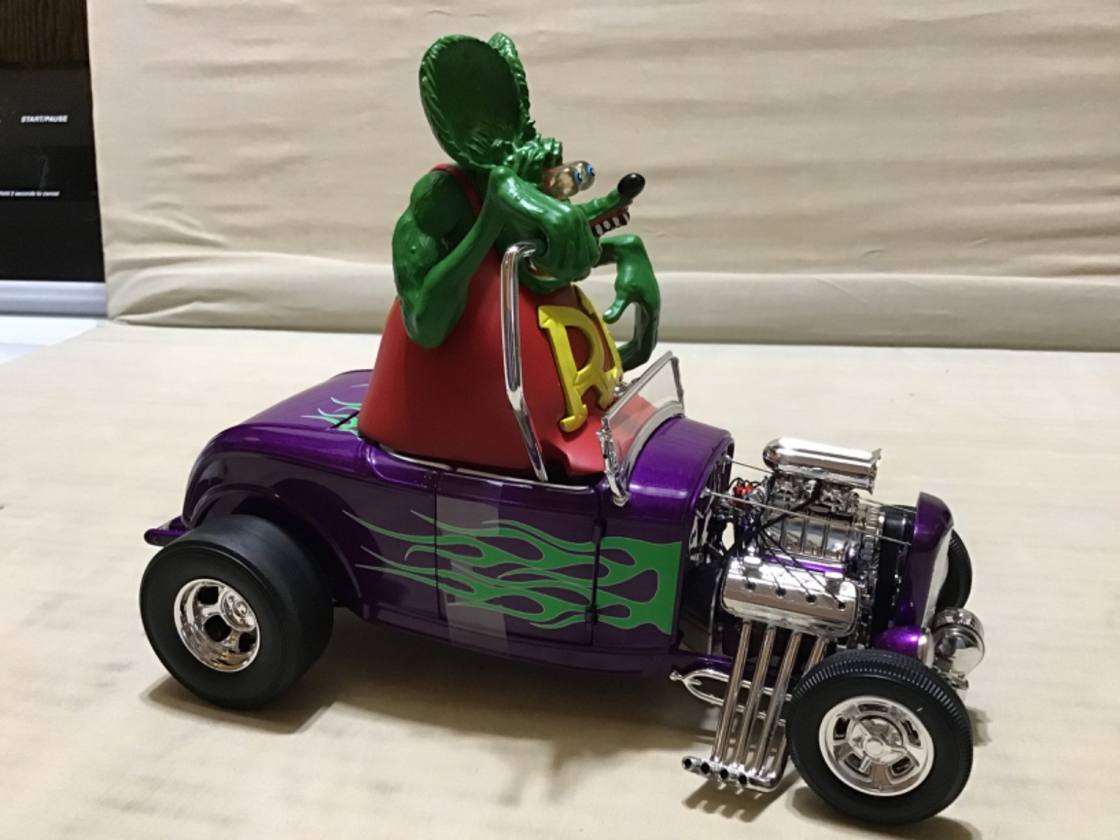 FORD 1932 RAT FINK WITH FIGURE PURPLE FLAMED ROADSTER 1/18 ACME #A1805020 NICE