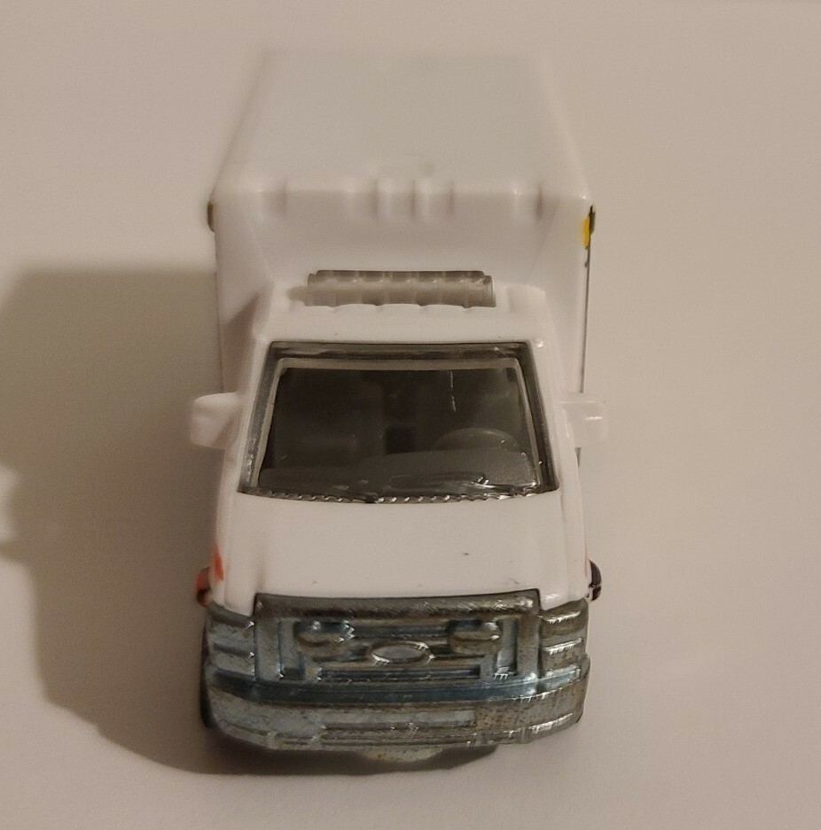 Matchbox Ford E-350 E350 Ambulance Santa Ursula SUAS 2009 MB944 EMS car diecast
