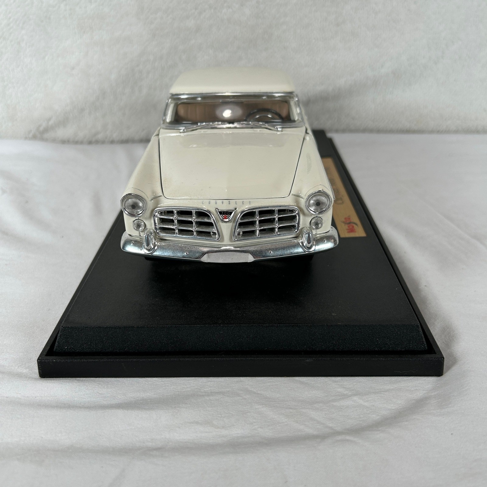 Maisto Chrysler 300B 1956 Cream 1:18 Scale Diecast Model Car with Display Stand
