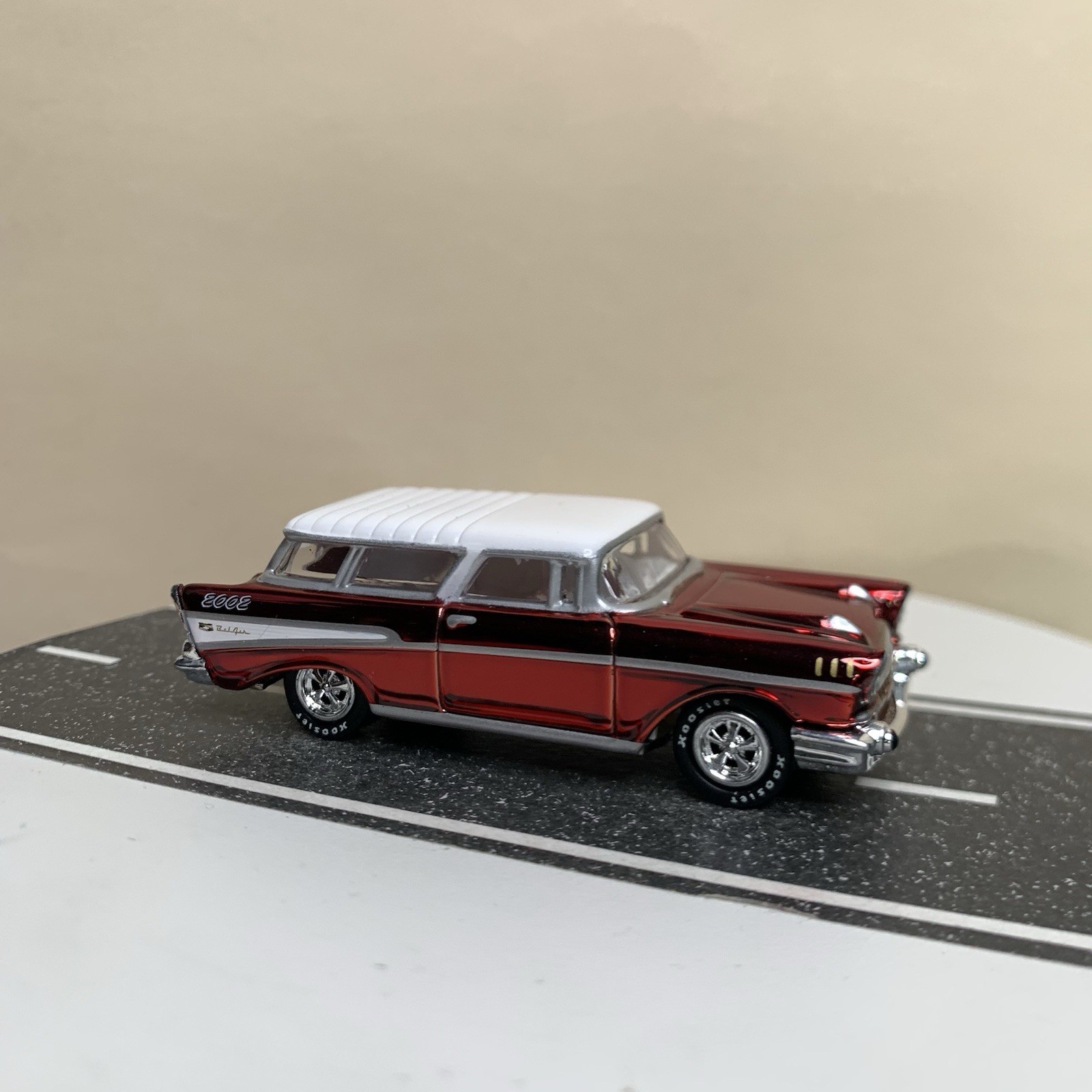 2002 Johnny Lightning Holiday Classics 1957 Chevy Nomad Wagon Red Chrome 1:64 NM