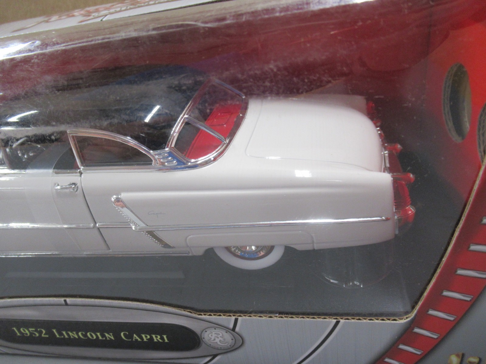 Road Signature 1952 Lincoln Capri Hardtop 1:18 Scale Diecast Car White & Black