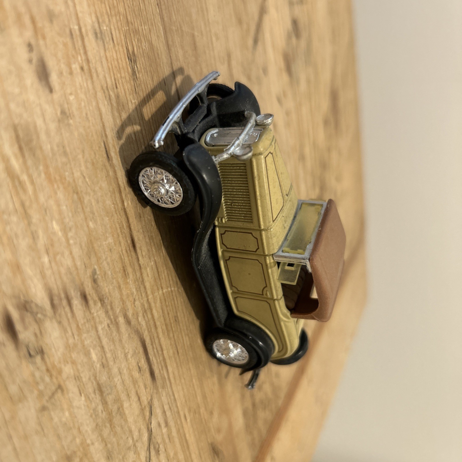 Ertl 1932 Ford Roadster Luxe Vintage Vehicles #1 Brown