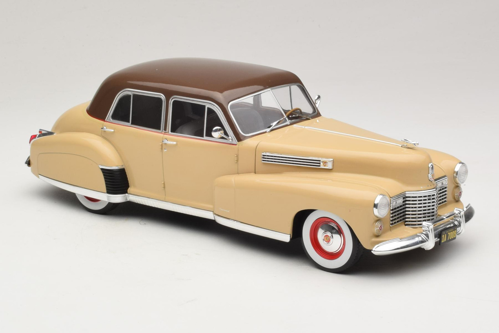 Cadillac Fleetwood Series 60 Special 1:18 Beige MCG | MCG18656