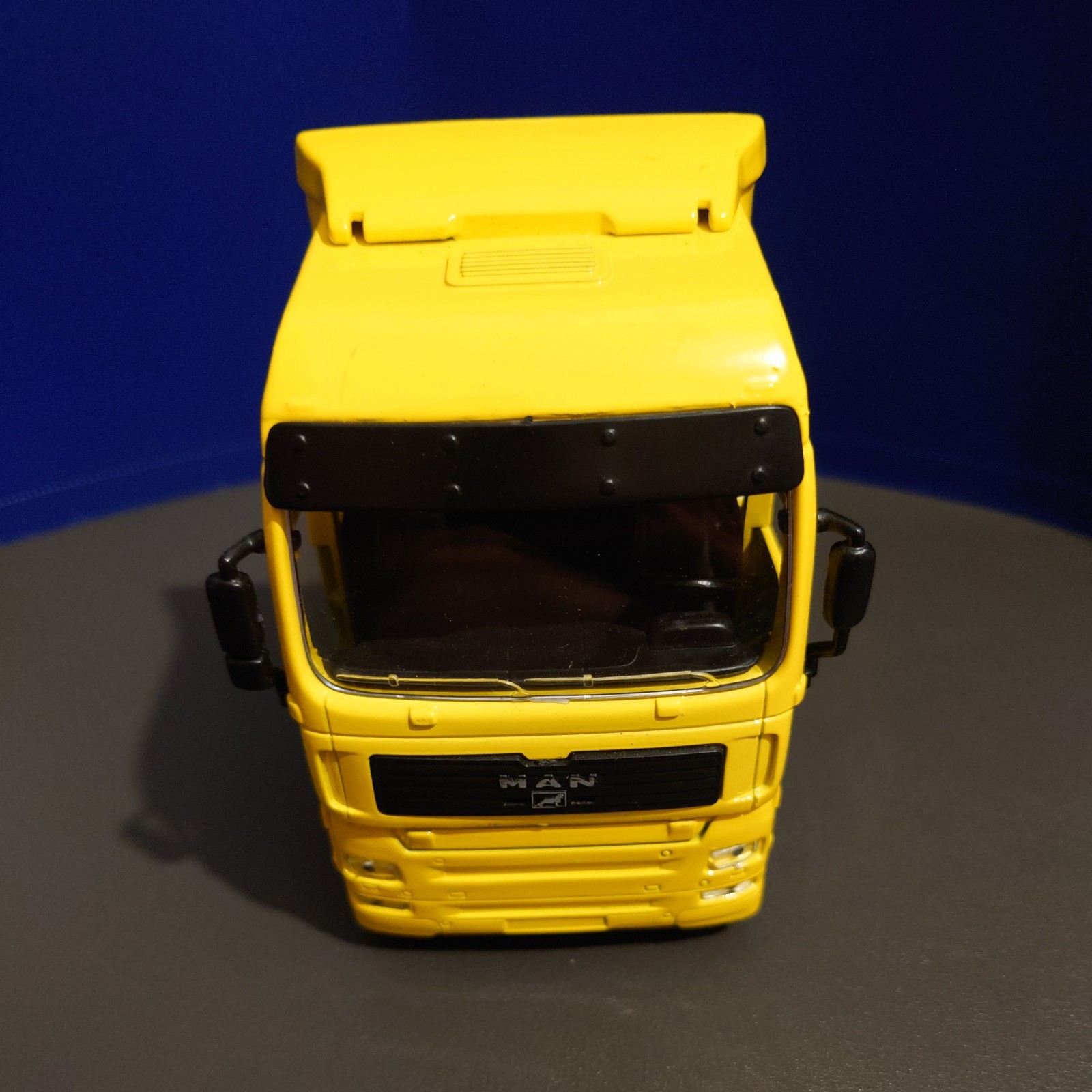 New Ray Man Truck Tractor Unit 1:32 Scale Diecast Model Used
