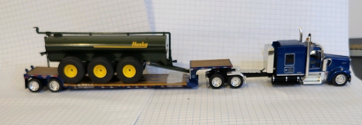 DCP 1:64 Floyd Gibbons Tri-axle Husky Spreader Kenworth Lowboy Tractor Trailer