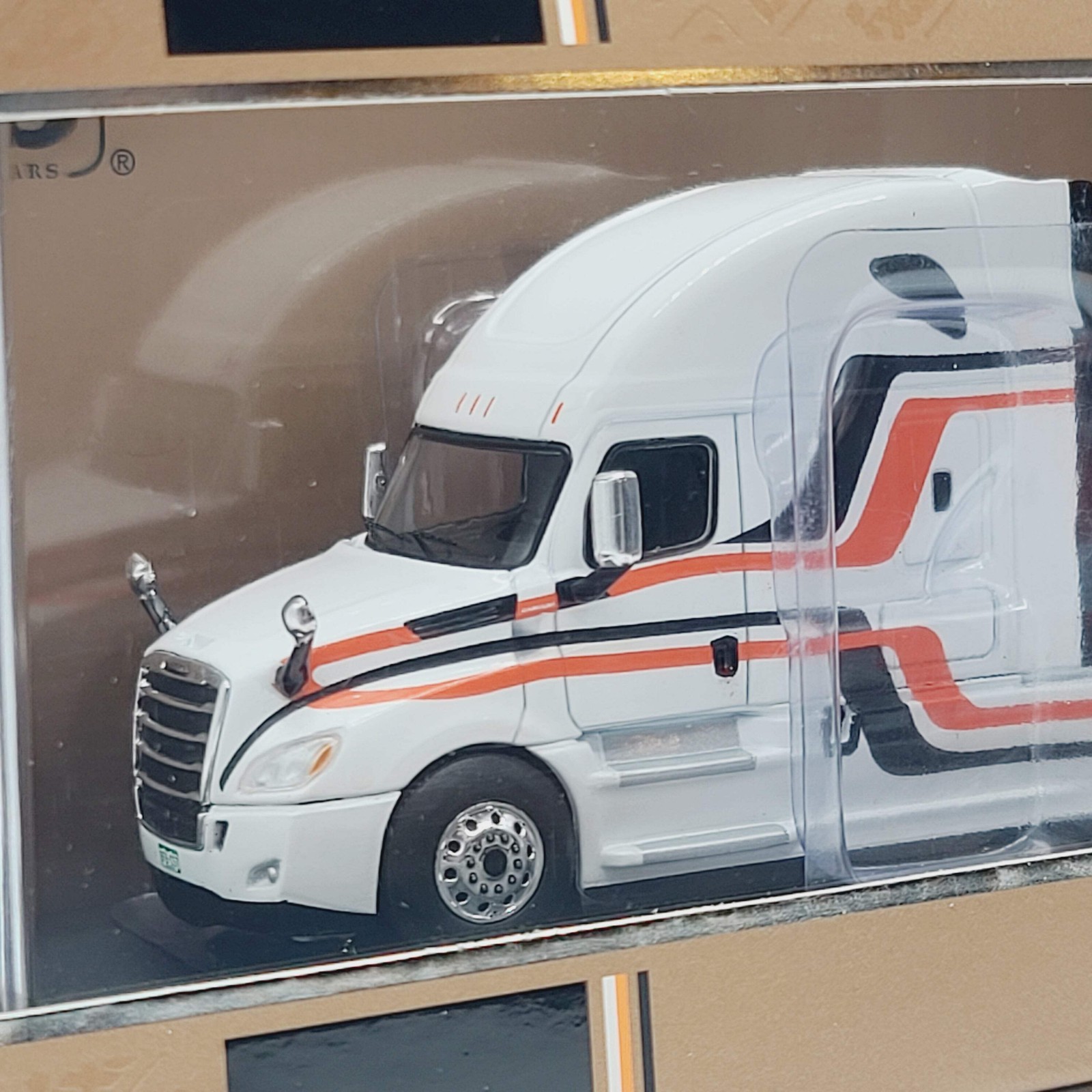 iXO Model Cars ’18 Freightliner Cascadia Semi Truck Cab – 1:64, White (2026)