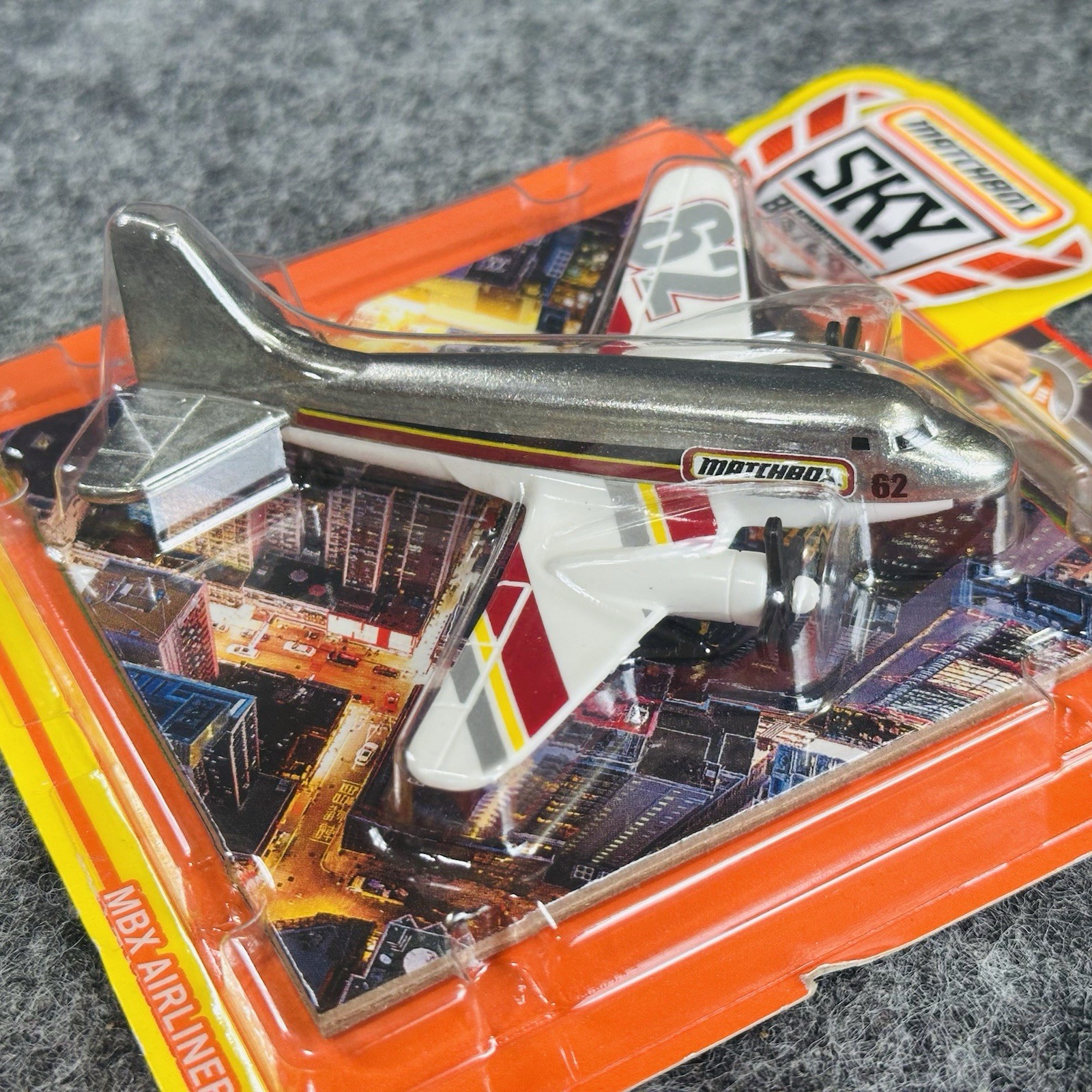 Lot of 2 Matchbox Sky Busters MBX Airliners 10/33 Silver & 5/31 Bronze w/playmat