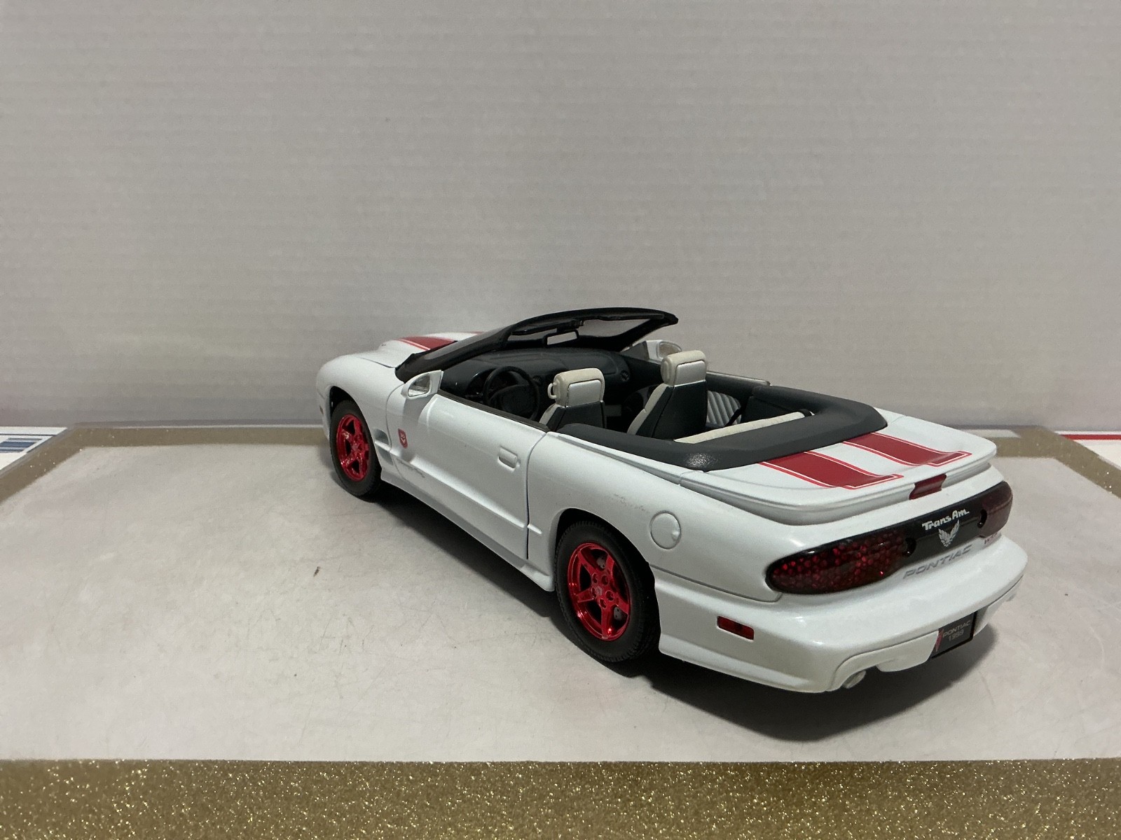 1:18 ROAD SIGNATURE 1999 PONTIAC FIREBIRD WHITE ON RED [NO BOX]