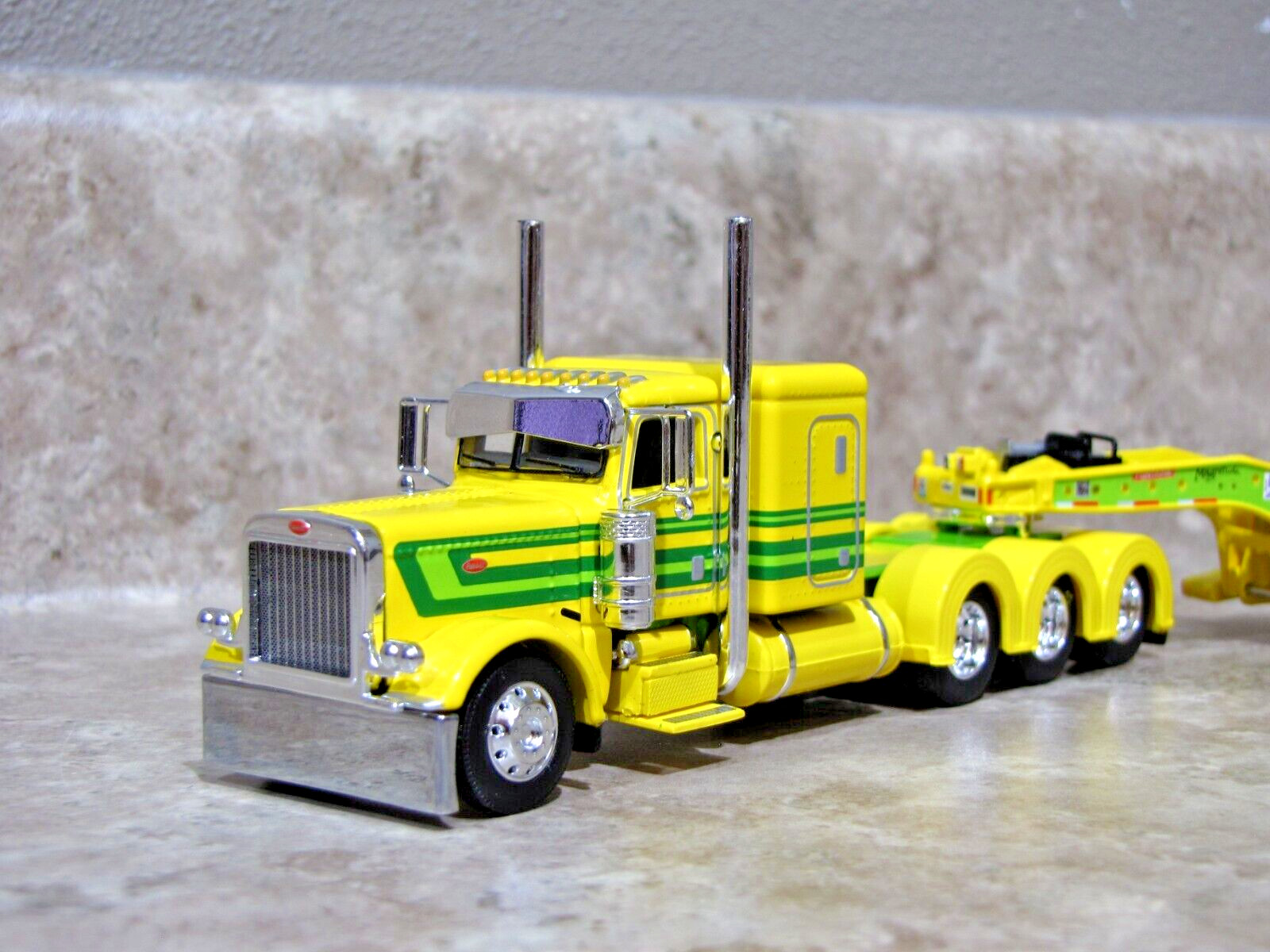 DCP 1/64 Yellow Green Tri-Axle Peterbilt 389 Fontaine Lowboy Trailer 60-1974