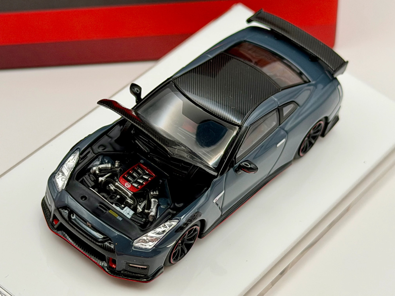 Motorhelix 1:64 Nissan GT-R R35 Nismo 22′(Stealth Gray/Vibrant Red)