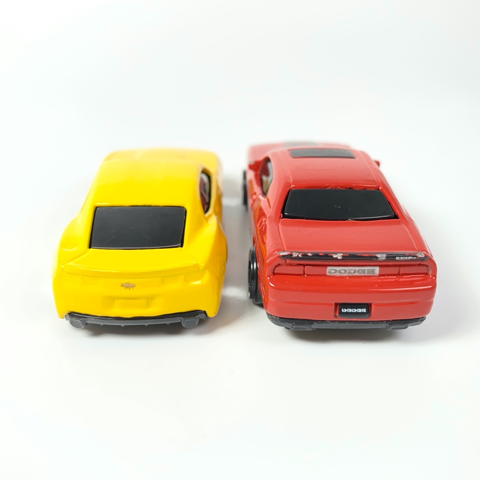 Maisto Lot 2006 Chevy Camaro Concept Yellow, 2008 Dodge Challenger SRT8 Red 1:64