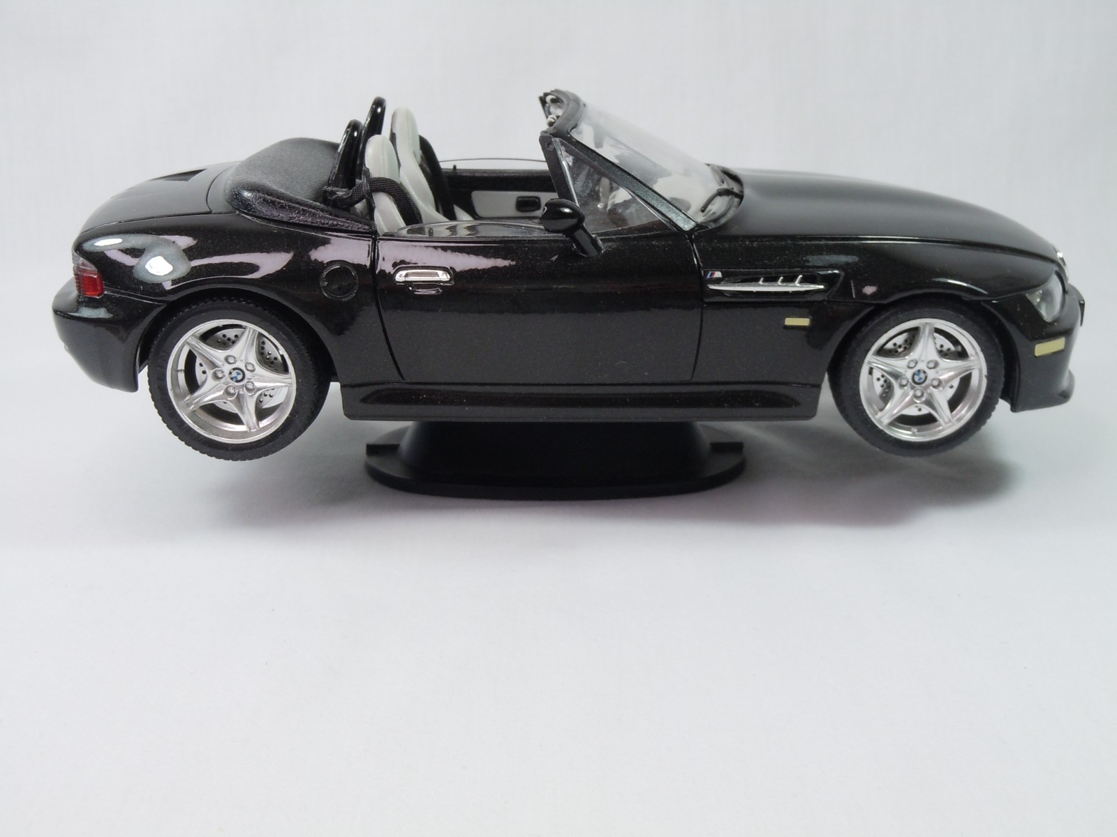 Burago 1/18 Scale BMW 330M Roadster 1996 Diecast Car With Stand