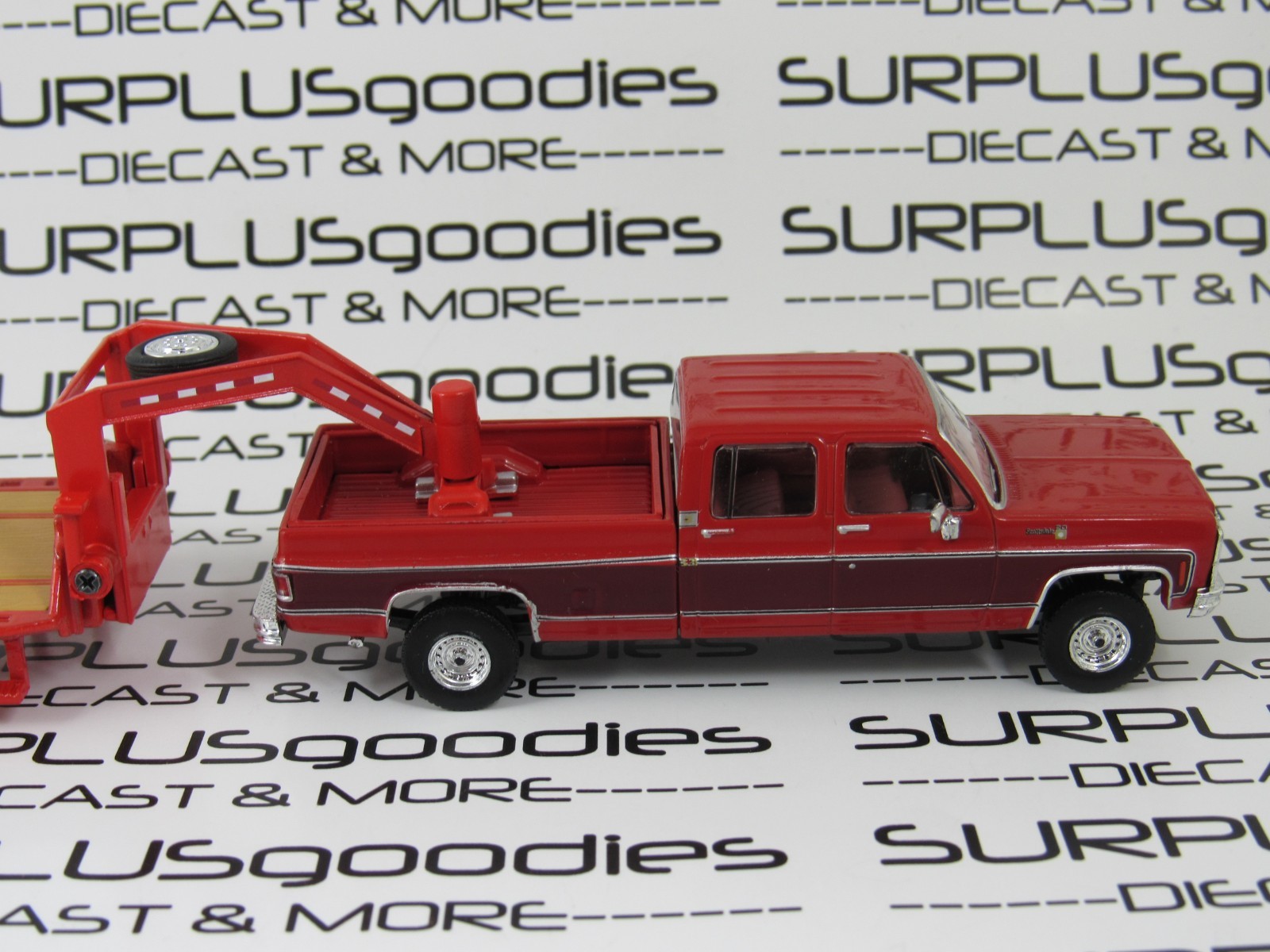 IXO 1:64 Red 1979 CHEVROLET SCOTTSDALE K20 Pickup Truck w/Gooseneck Trailer