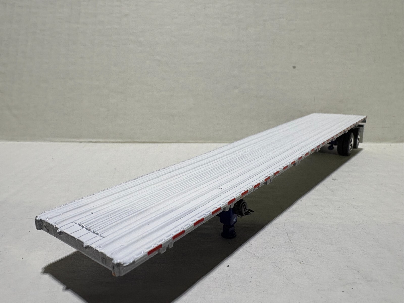 DCP / FIRST GEAR 1/64 SCALE VINTAGE FLATBED TRAILER, WHITE & BLUE FRAME