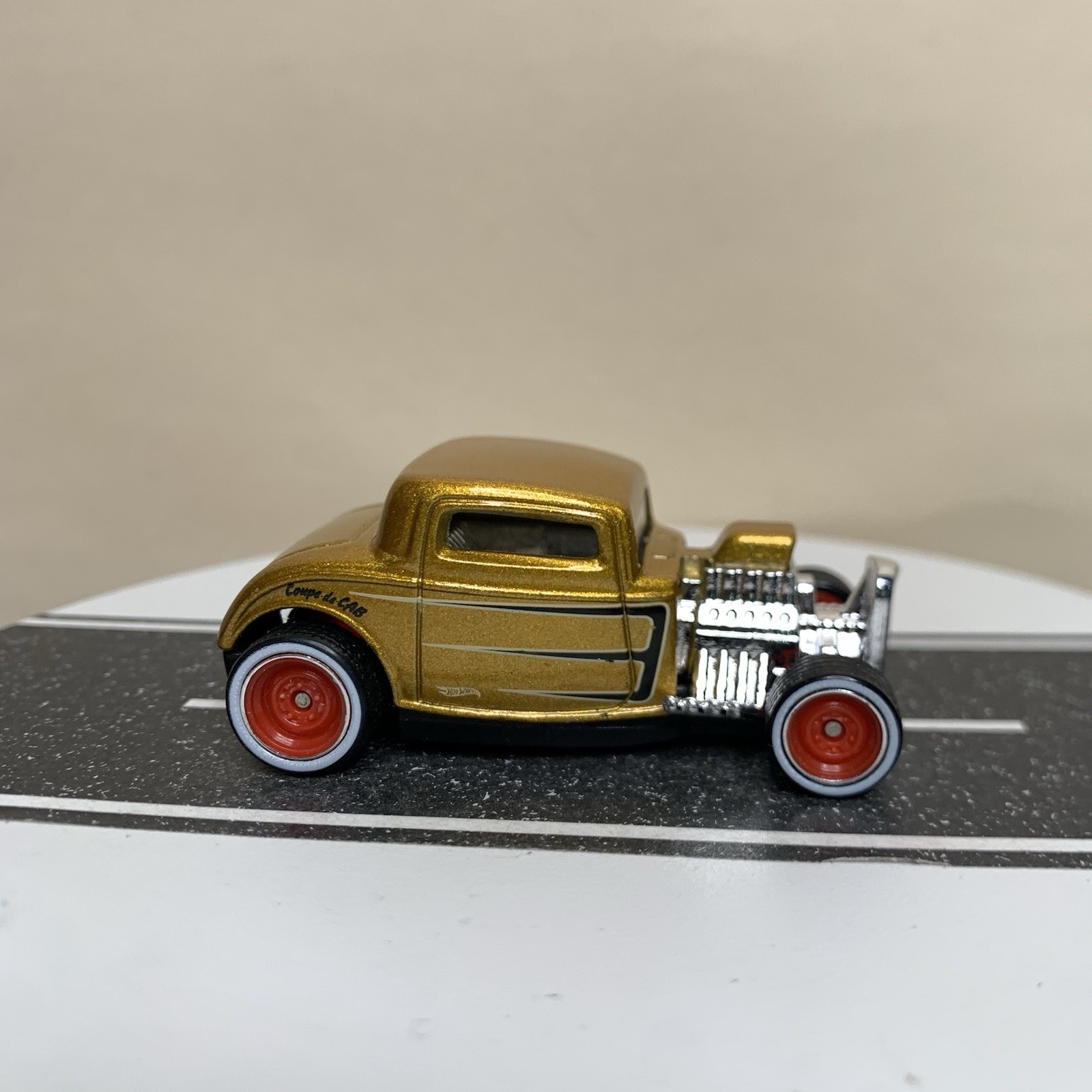 CUSTOM Hot Wheels 1932 Ford Coupe Gold Metallic w/Red Steelie White Wall RR 1:64