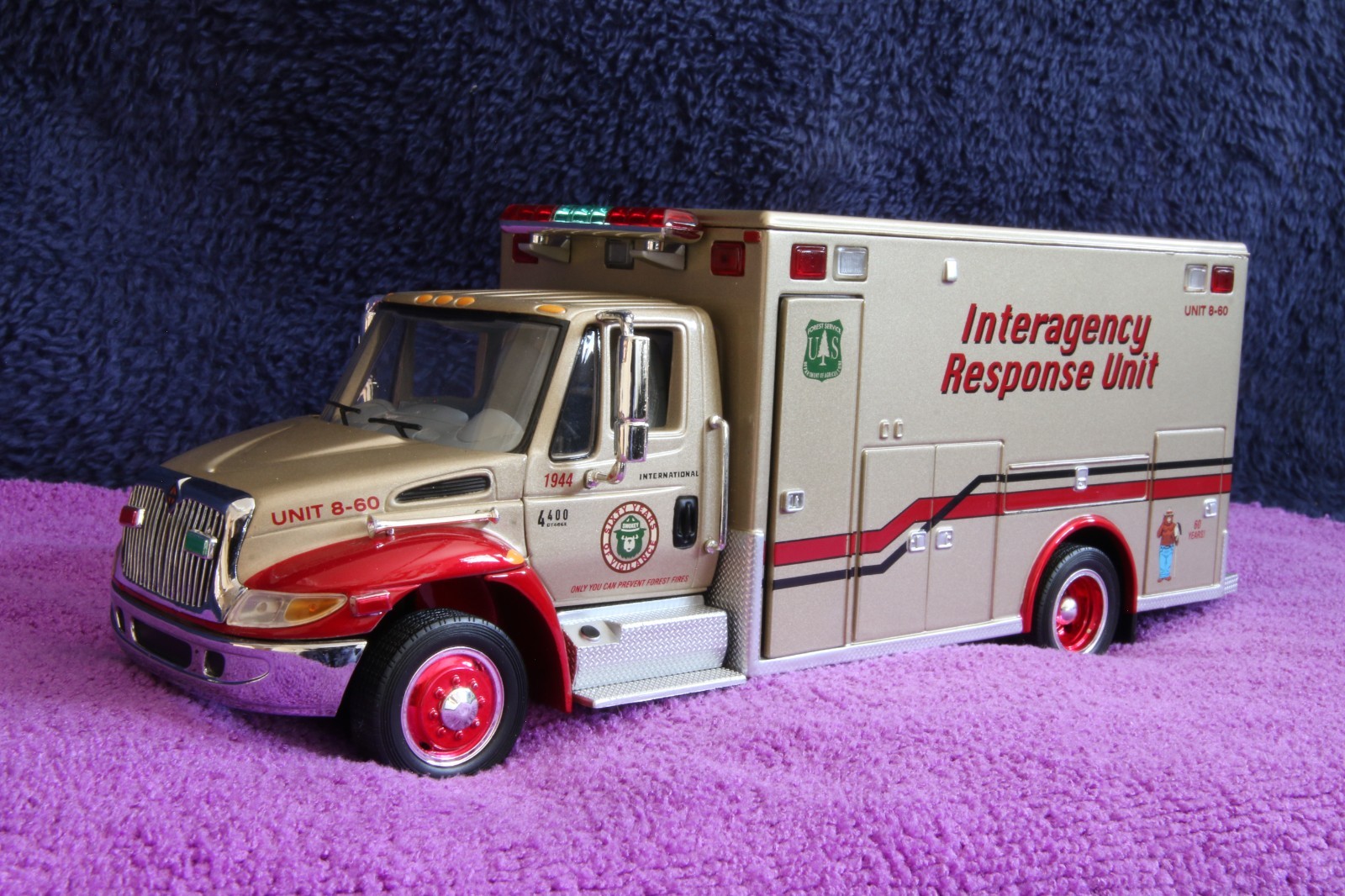 NEW UN-OPENED Ser# 005 — SMOKEY BEAR 60th Anniversary IH 4400 EMS Unit 18-3403