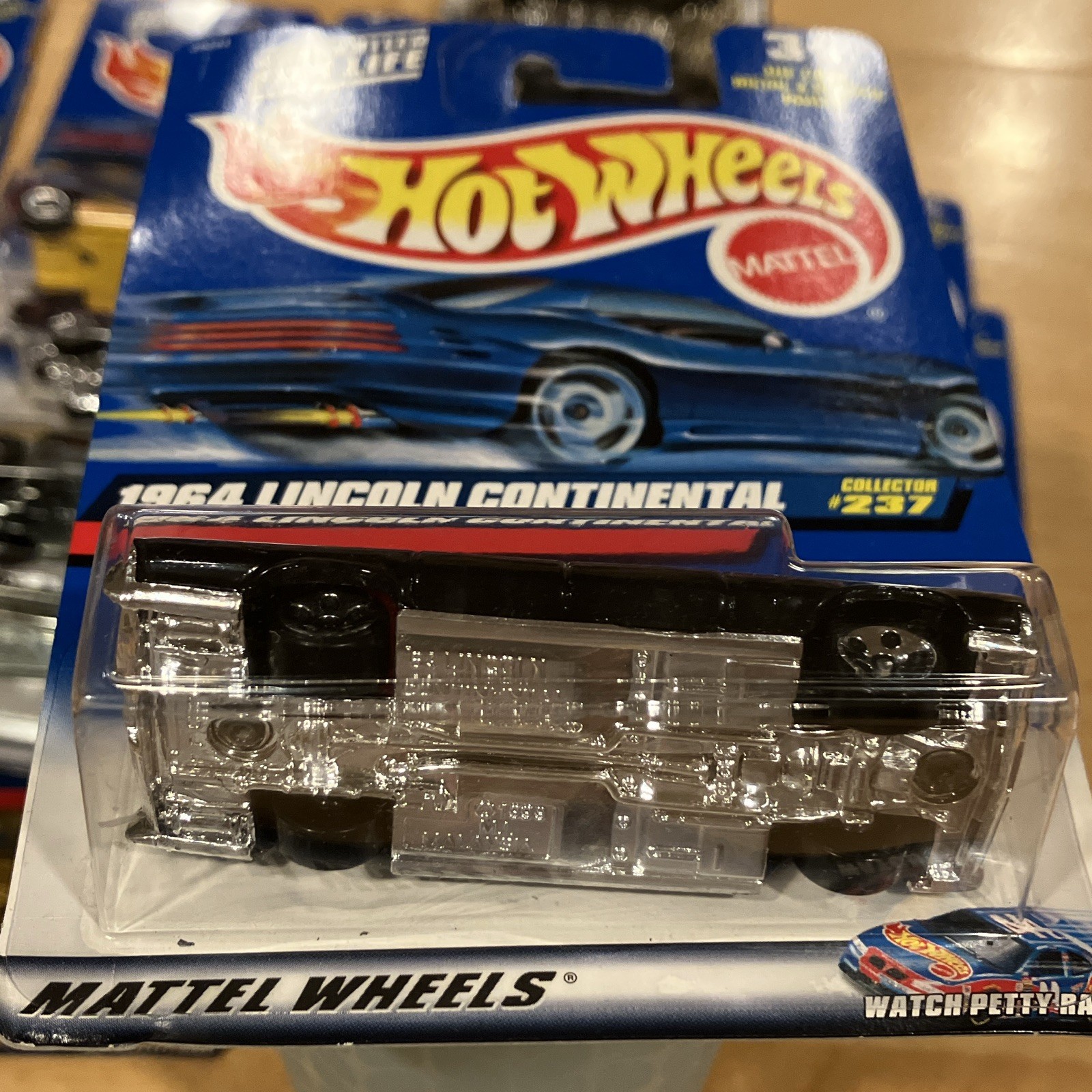 Hot Wheels 1964 Lincoln Continental 1:64 Black/Red Diecast Unopened Box 2000