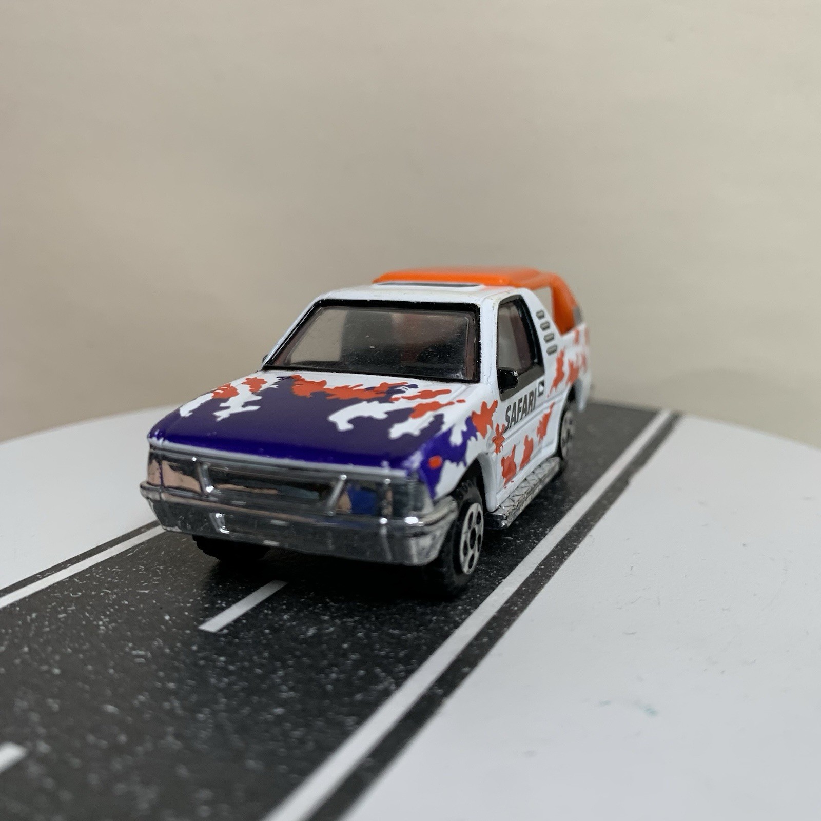 Unbranded Diecast Realtoy 1989-1994 Isuzu Amigo 2-Door SUV White Safari 1:64 NM