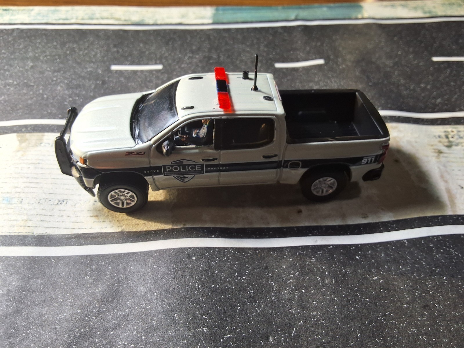 Greenlight Police Custom 1/64 Chevy Silverado SSV with Police Officer Driving