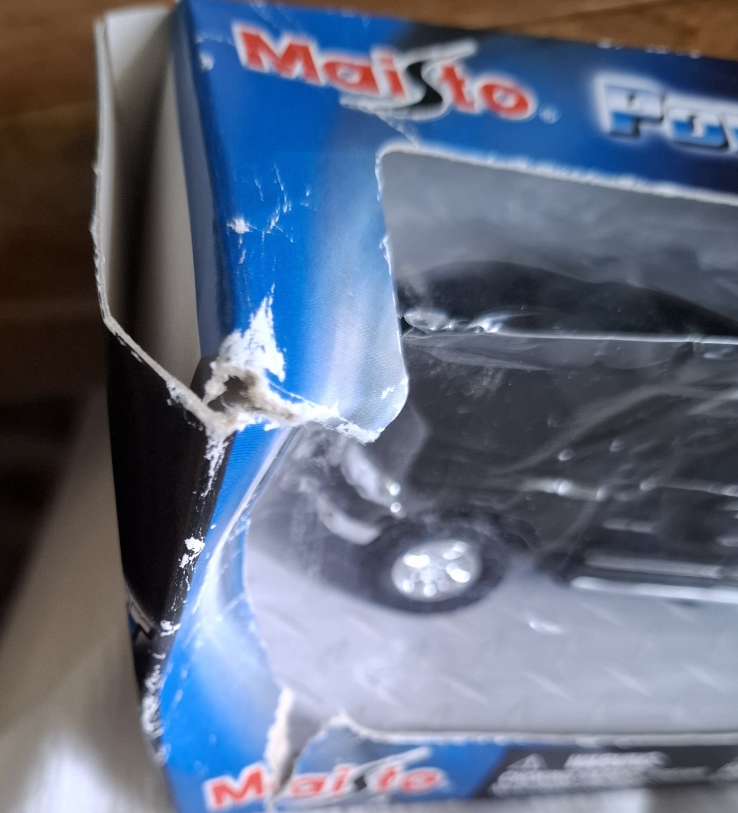 Maisto 2001 Ram 1500 Chrysler “damaged box” 1:43 Black