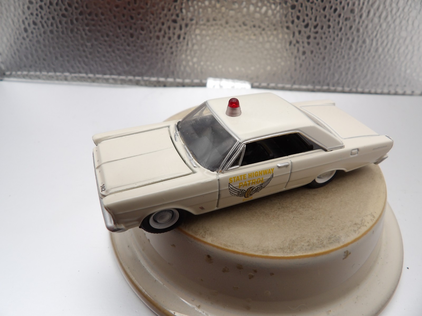1965 FORD CUSTOM OHIO STATE HIGHWAY PATROL 2019 GREENLIGHT HOT PURSUIT 1:64