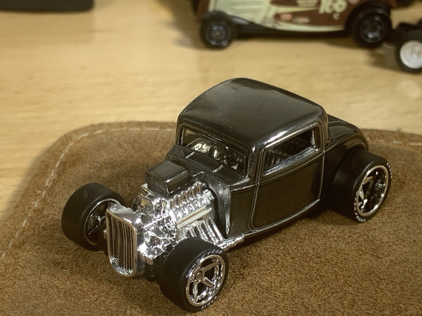 Hot Wheels Zinc Plated Custom ’32 Ford Hot Rod with Metal Base & Wheel Swap