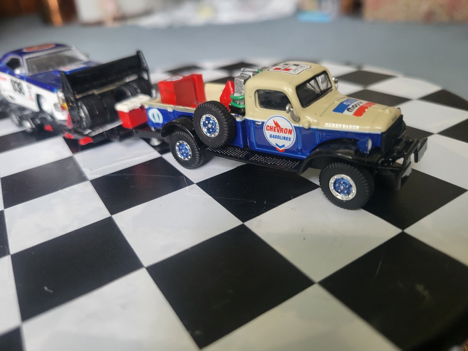 1948 DODGE POWER WAGON WRECKER”CHEVRON” & 69Plym RoadRunner 1/64 Scale Set