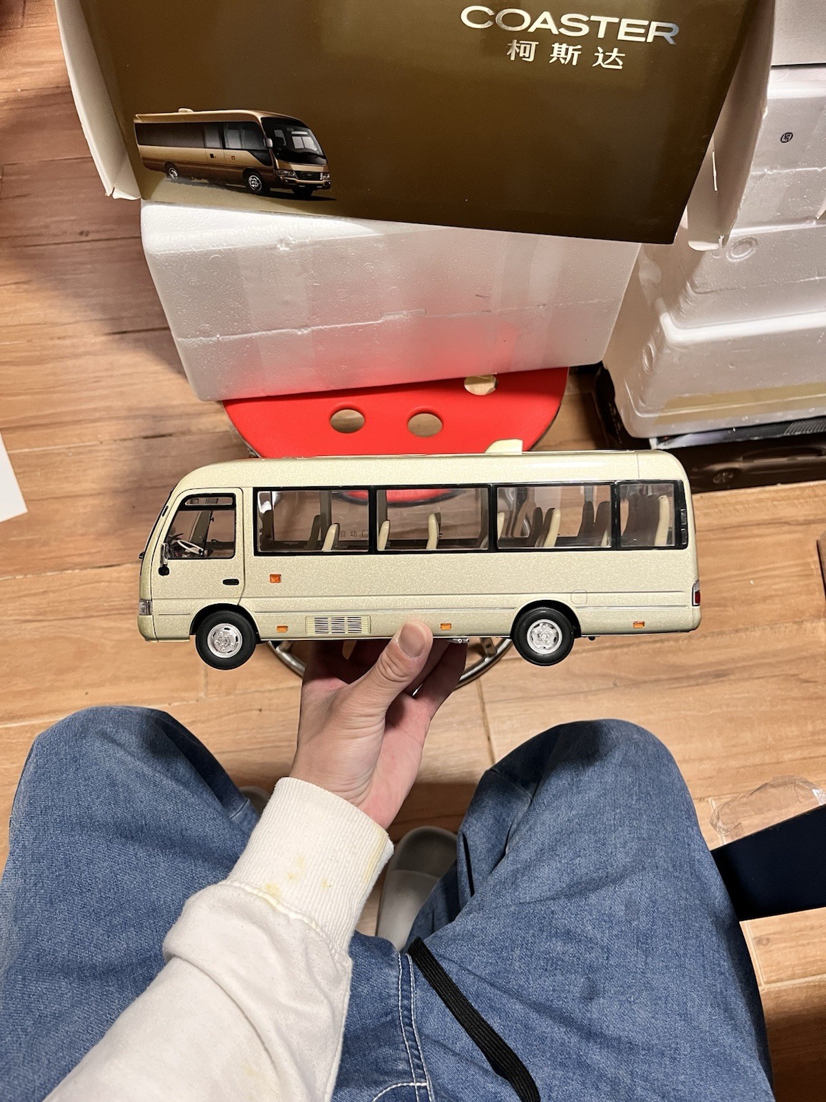 1:24 Scale Toyota Coaster Liesse Passenger Minibus Diecast Model Car