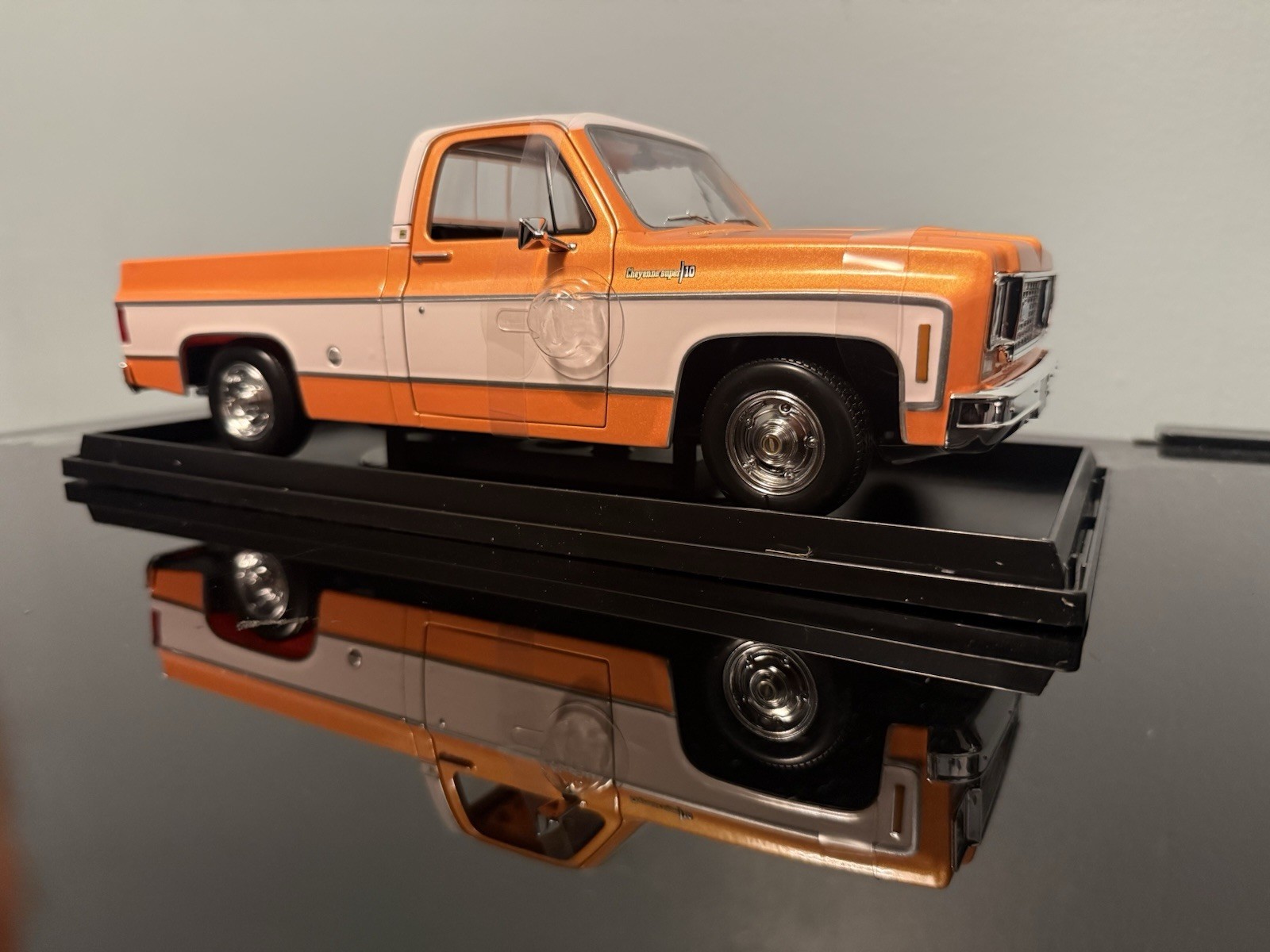 Maisto 1/18 Chevy C10 Cheyenne Super Pickup Truck Orange Two-Tone New In Box