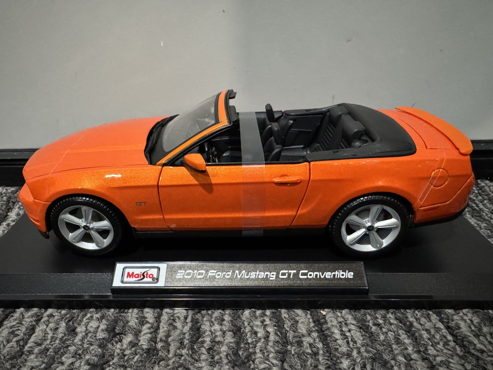 Maisto 1:18 Diecast Special Edition 2010 Ford Mustang GT Convertible Orange NEW