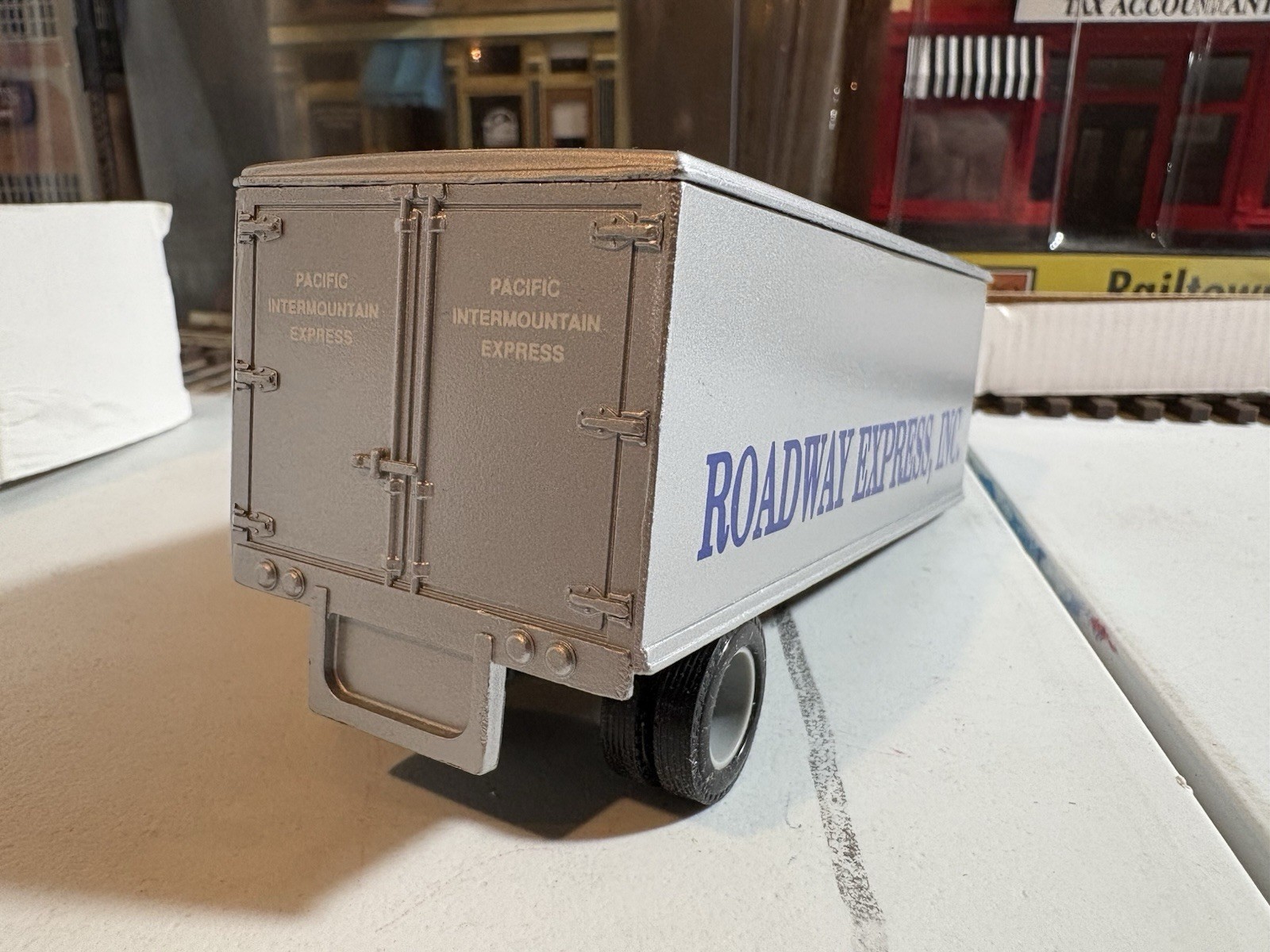 ERTL Roadway Express Trailer 1:43 Diecast #B228UO 1994 Chevy Licensed NIB