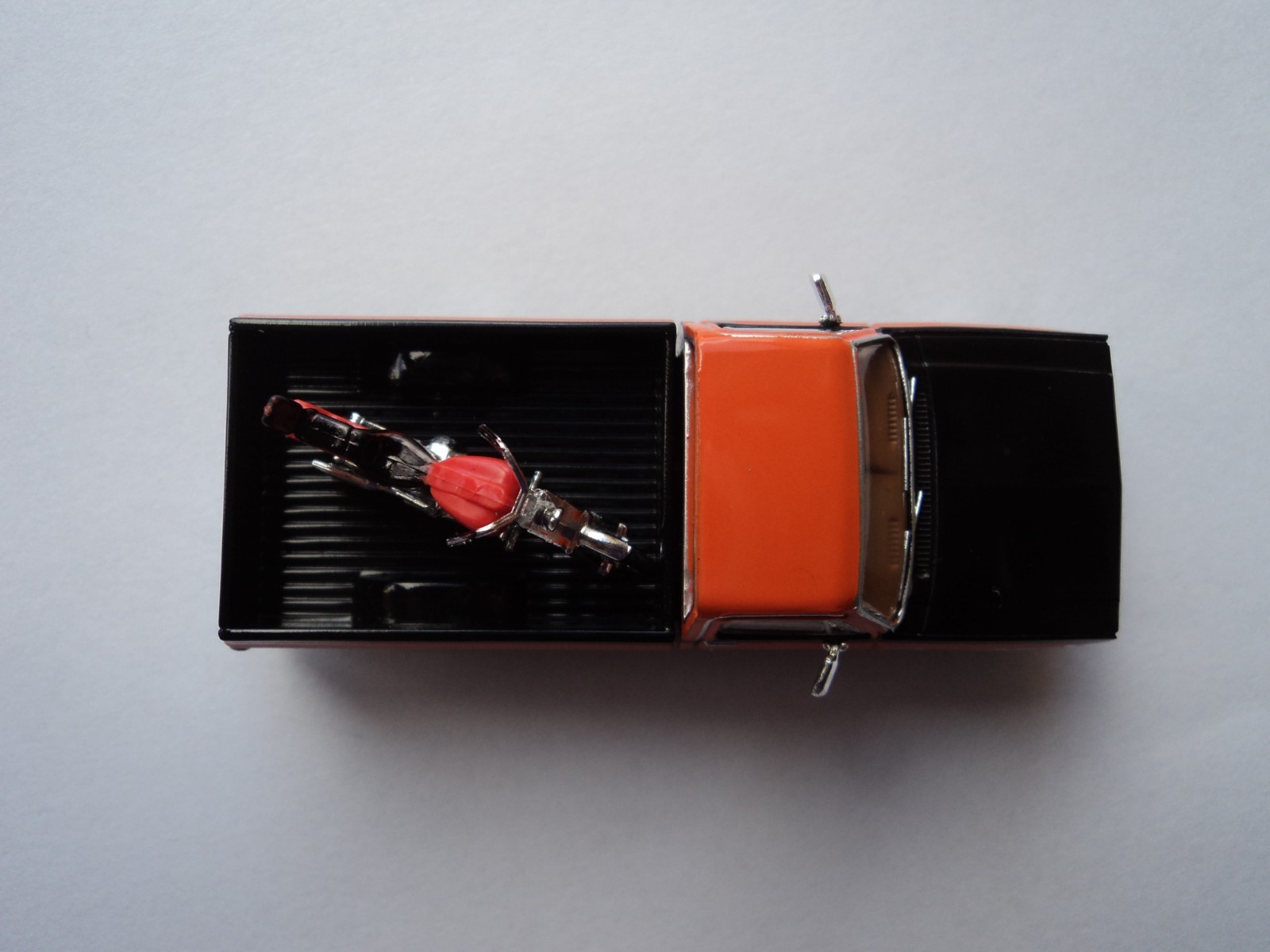 BREKINA 1981 GMC SIERRA GRANDE w /MOTORCYCLE ORANGE / BLACK HO 1/87 PLASTIC