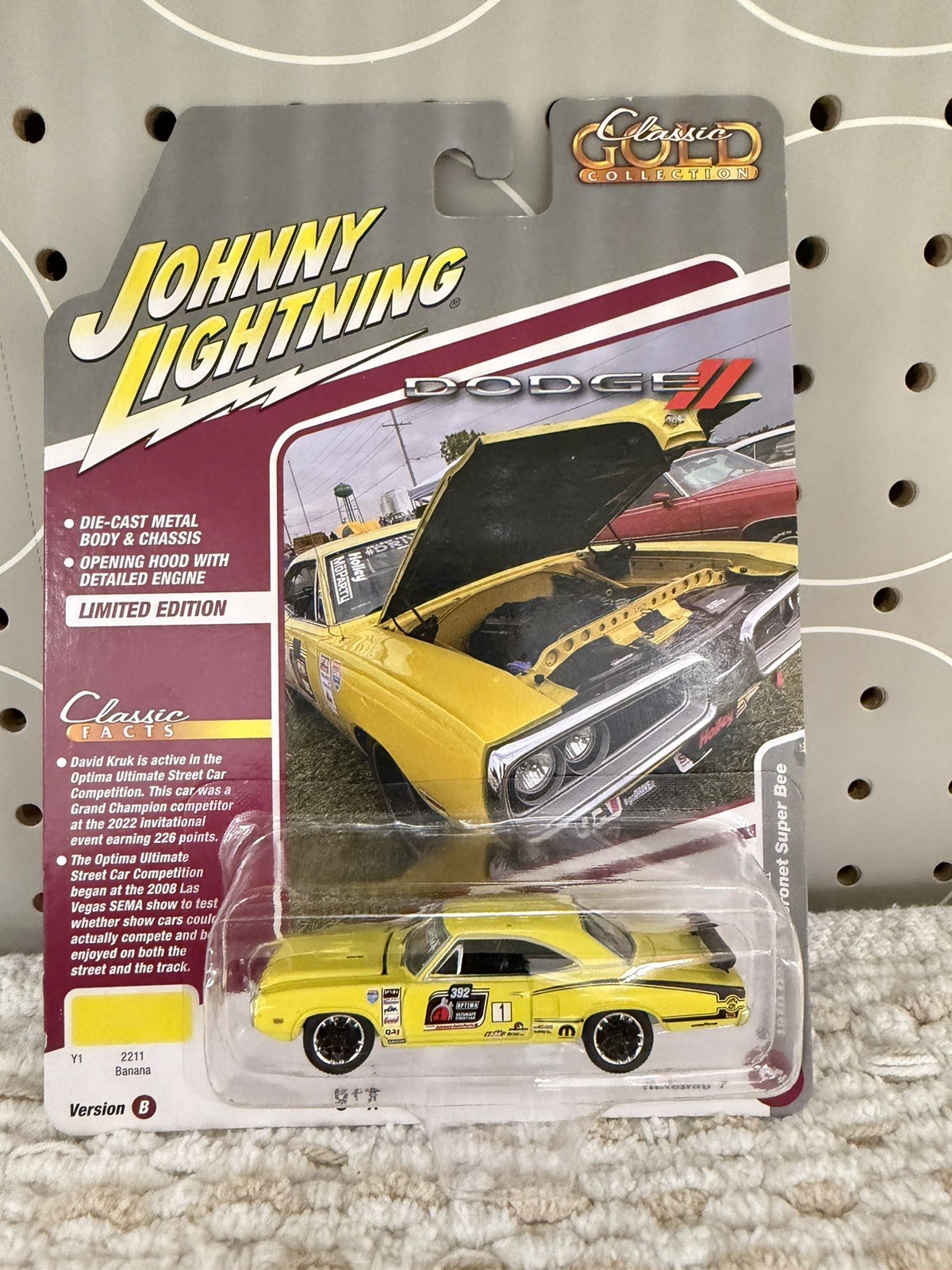 JOHNNY LIGHTNING 1970 Dodge Coronet Super Bee Yellow 1:64 Diecast Classic Gold