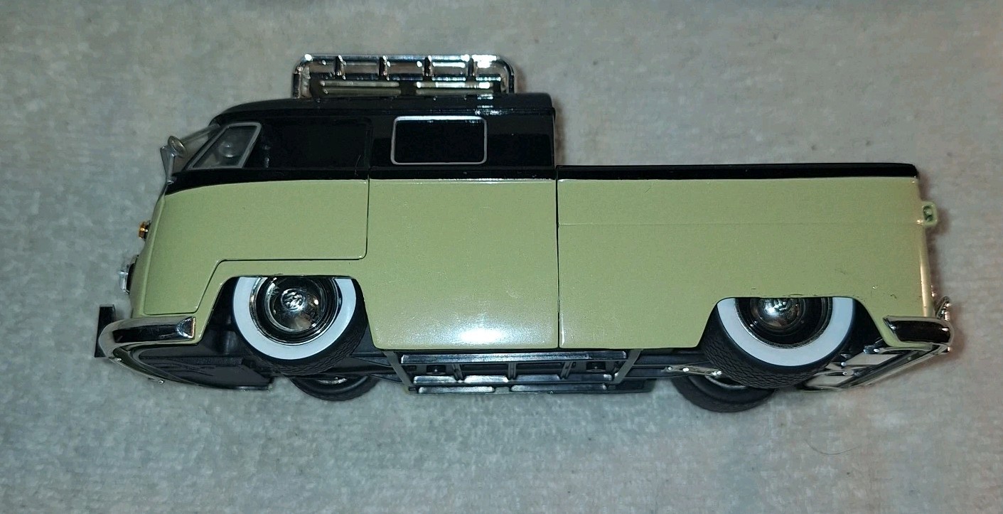 JADA V DUBS 1963 VW BUS PICKUP W RACK 1:24 Black & Tan Volkswagen JADA TOYS