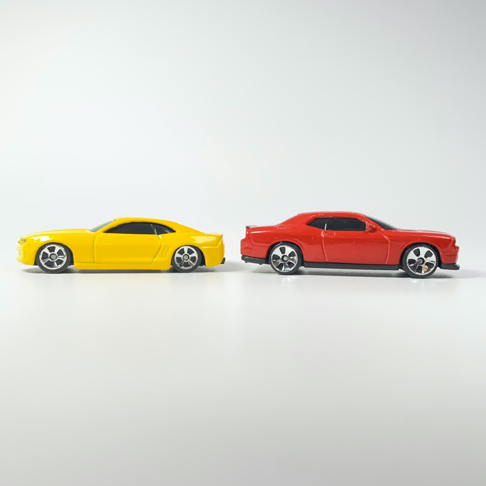 Maisto Lot 2006 Chevy Camaro Concept Yellow, 2008 Dodge Challenger SRT8 Red 1:64