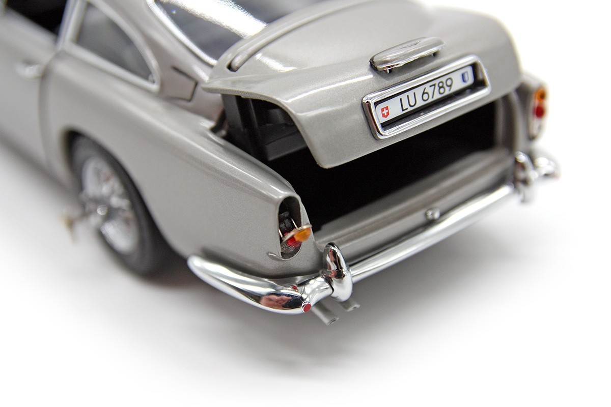 1964 Aston Martin DB5 Saloon (1:24) “James Bond 007” Silver Diecast (LOOSE), DM