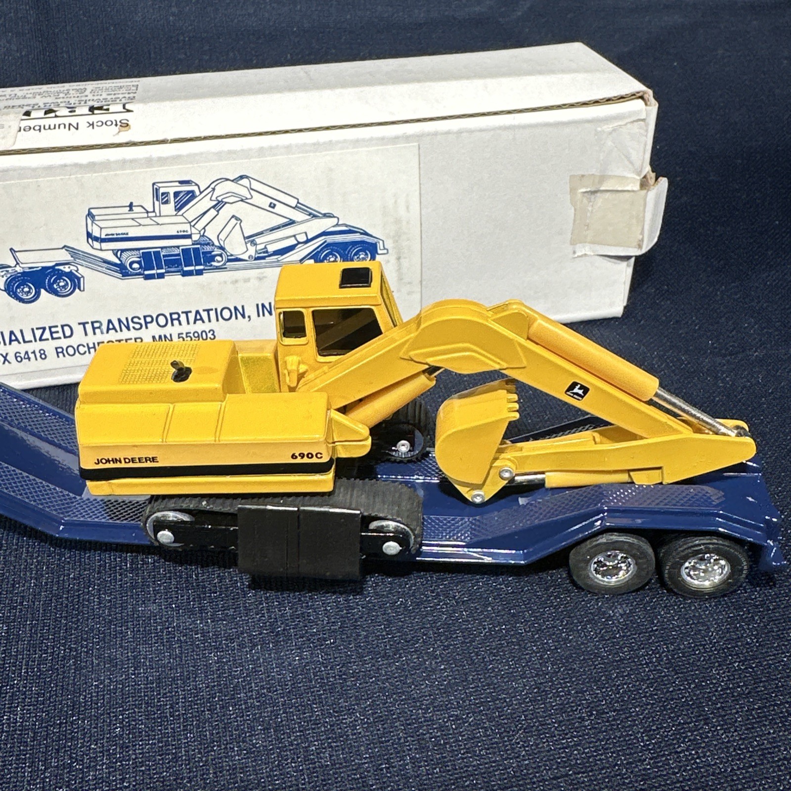 1:64 Ertl Kenworth Midwest Specialized Transportation Lowboy/John Deere 690c NIB