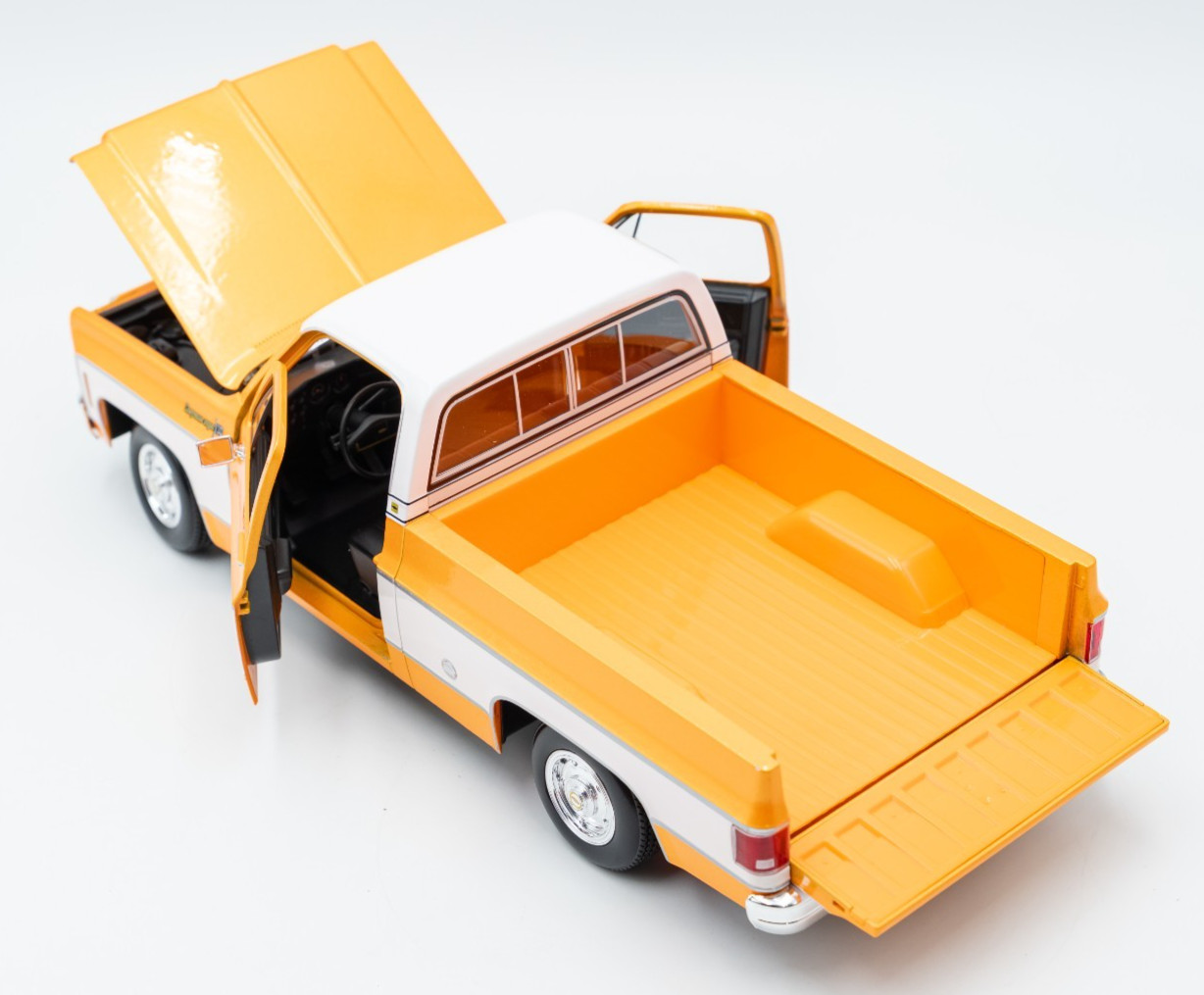 Maisto 1/18 Scale – 1974 Chevrolet C10 Cheyenne Super – Orange, White