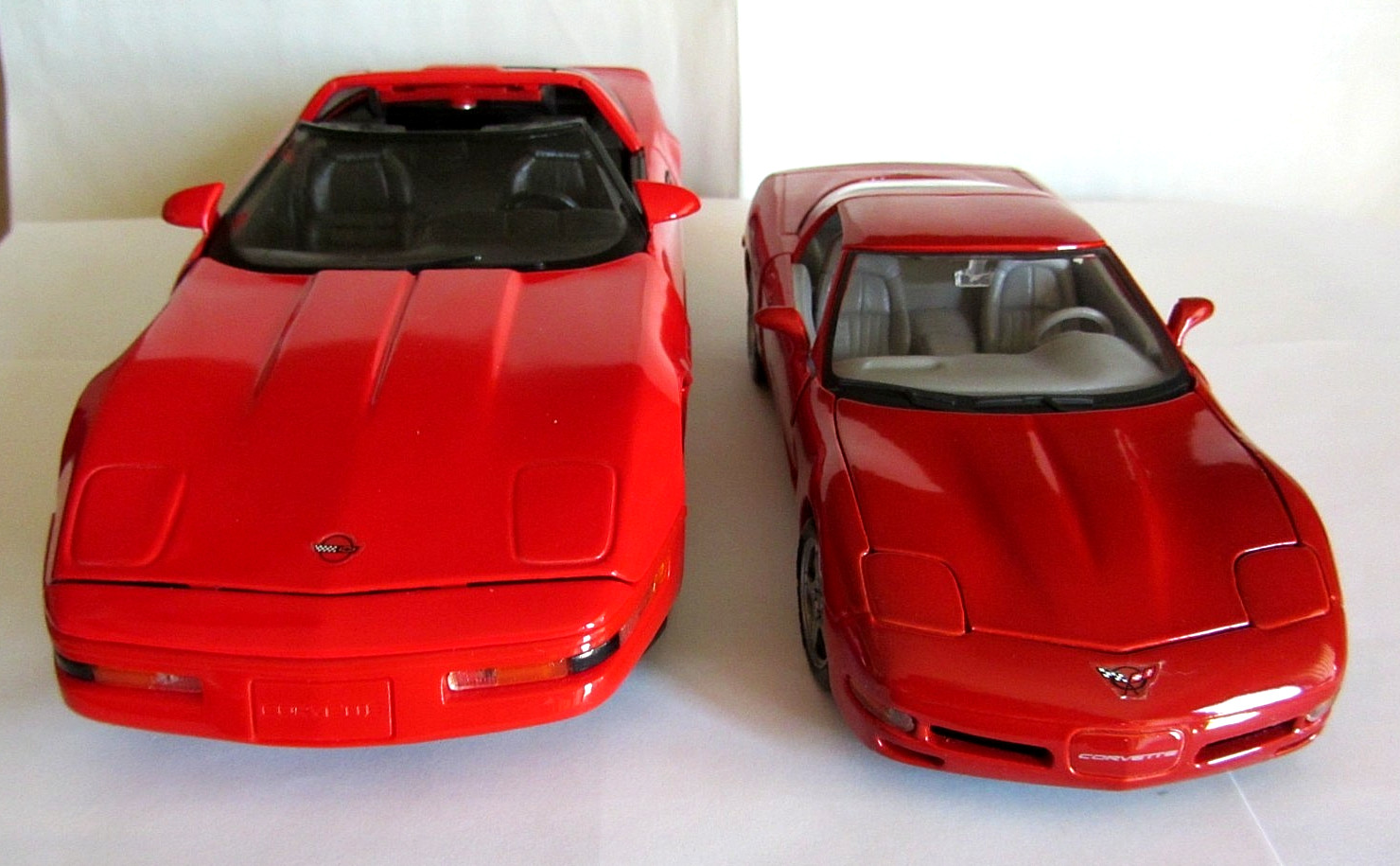 LOT OF 2 1992 RED CHEVY CORVETTE ZR1 1:18 & 1997 RED CORVETTE 1:24 BY MAISTO