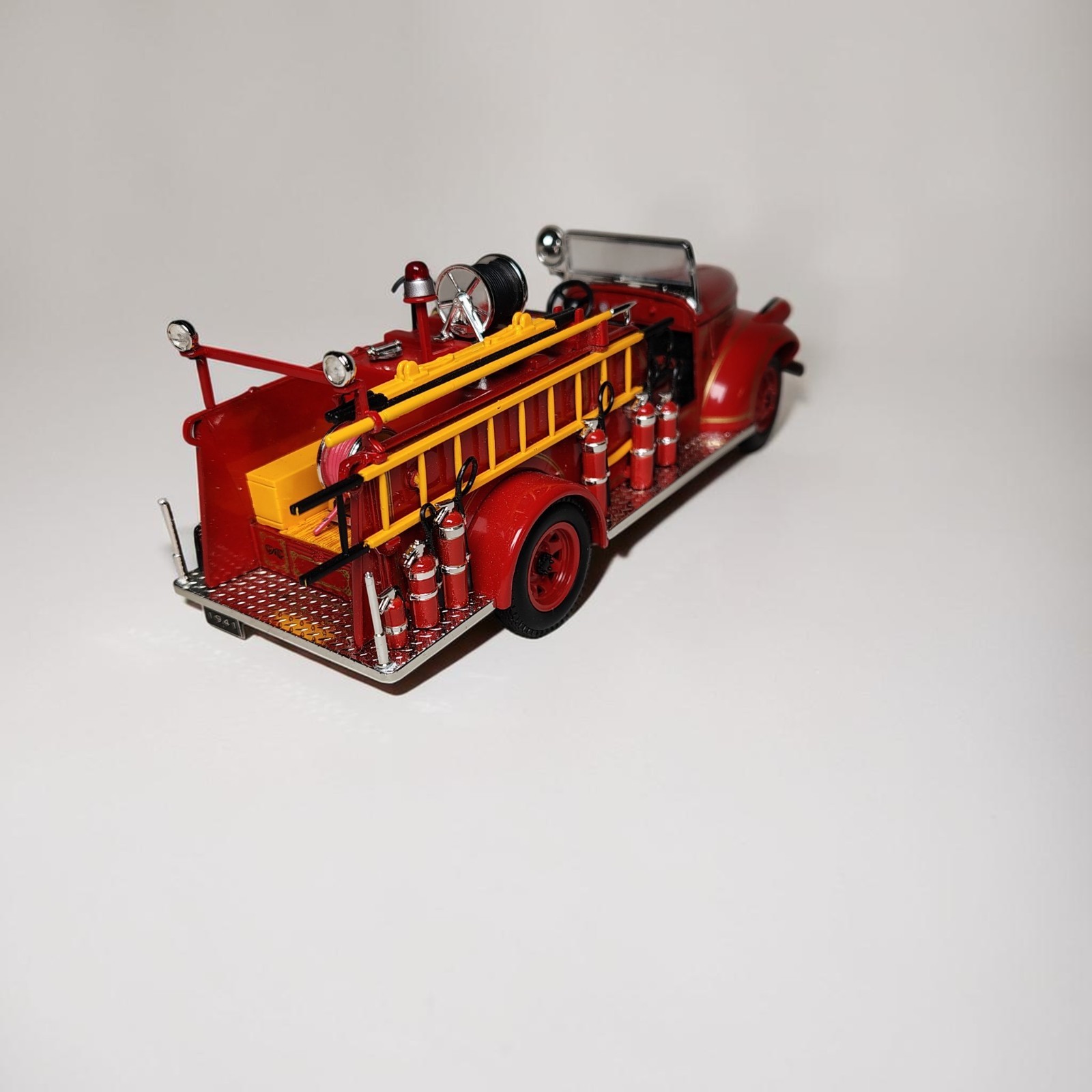 1941 GMC Fire Truck 1:24 Road Signature Diecast – Mint Condition Loose