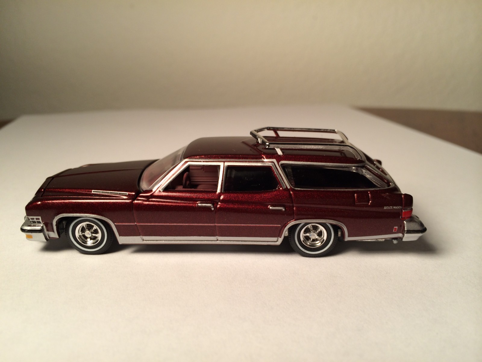 Auto World AW GM 1974 Buick Estate Station Wagon 1:64 1/64 Burgundy Model Car