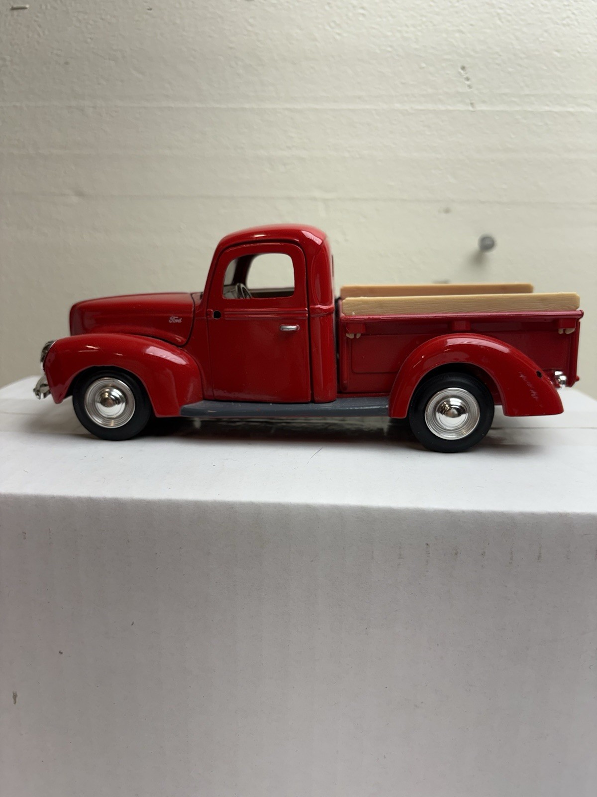 1940 Red Ford Pickup Truck – 1:24 Scale Diecast Motormax, No. 68062