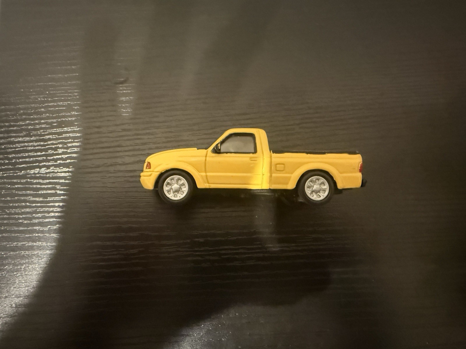 MOTOR MAX AMERICAN GRAFFITI 2001 FORD RANGER YELLOW 1:43 NEAR MINT – RARE
