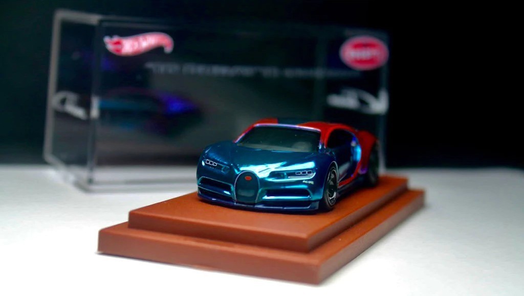 Hot Wheels ’16 Bugatti Chiron Blue/Pink Spectraflame Custom w/ Display Case