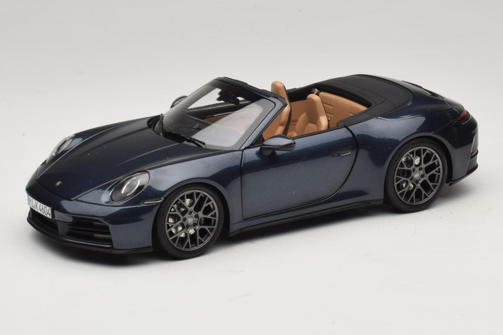 187180 Porsche 911 992.2 Carrera Cabriolet Yachting Blue Norev 1/18