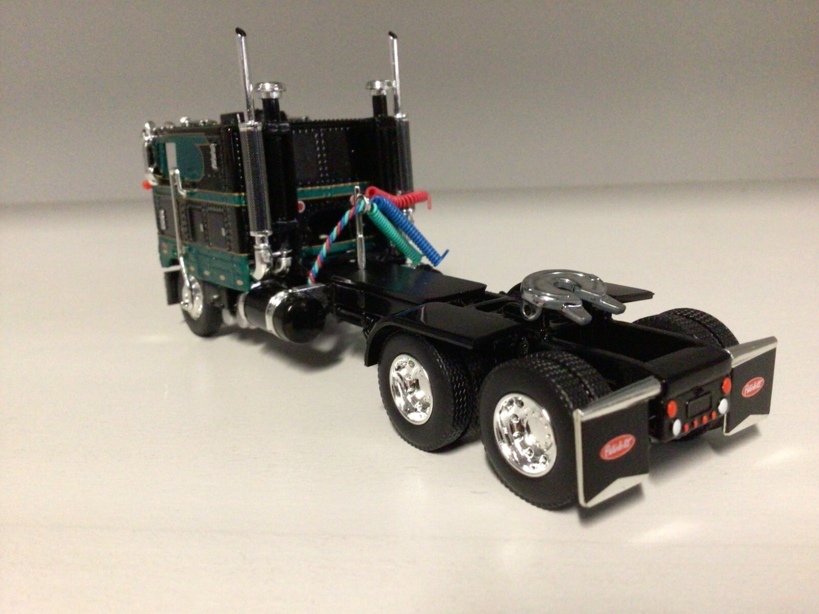 DCP 1/64 BLACK & GREEN 110″ PETERBILT 352 LONG FRAME W/TEXAS BUMPER 1/2FENDERS