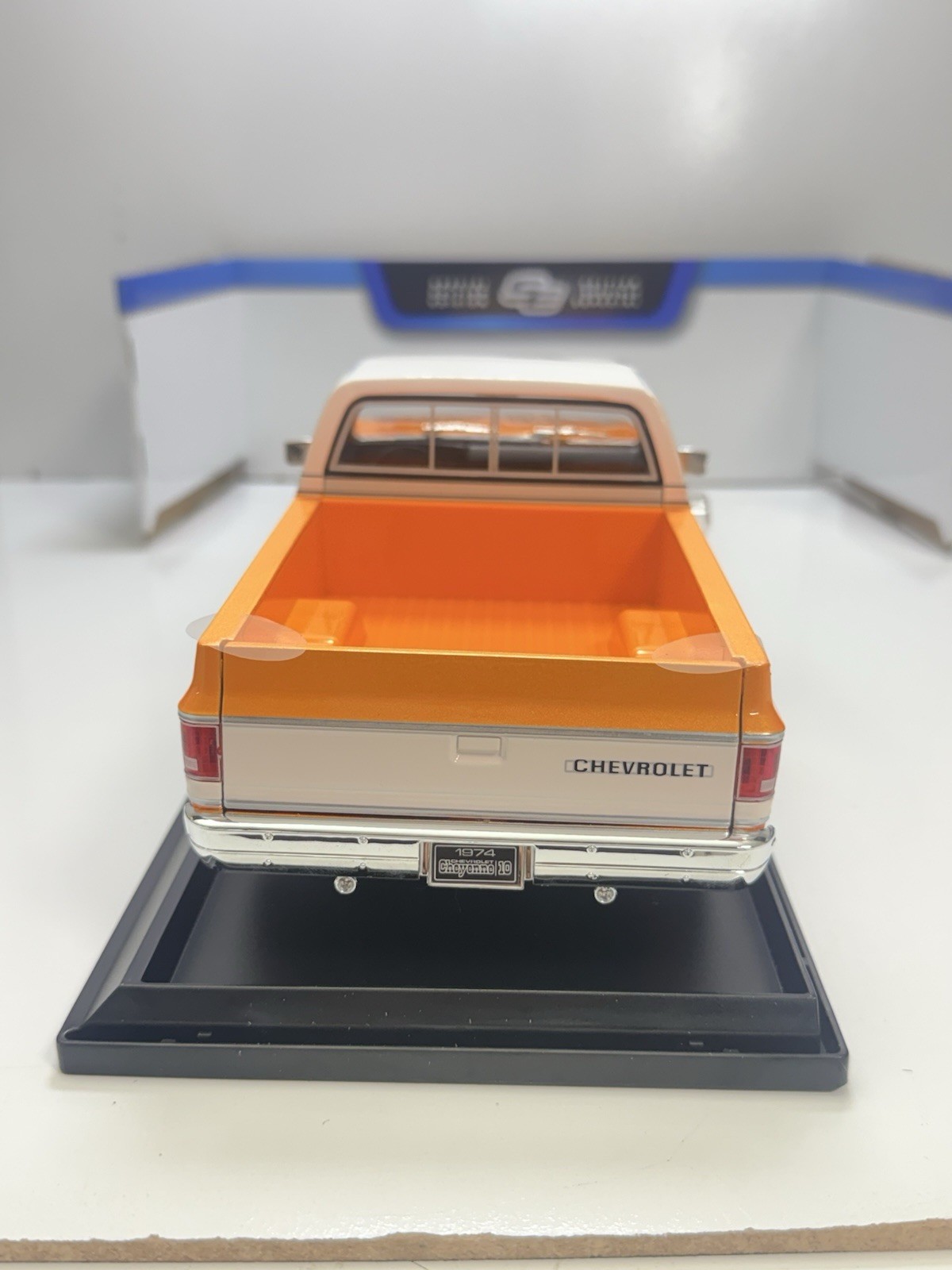 Maisto 1:18 1974 Chevrolet C10 Cheyenne Super Diecast Truck Orange/White Specia…