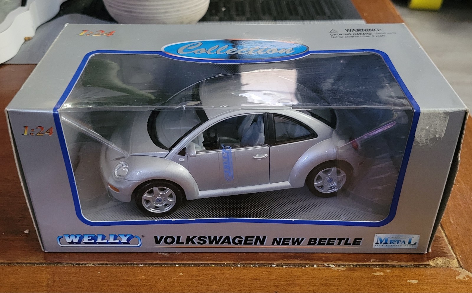 Welly VW New Beetle Die Cast Metal and Plastic Parts 1:24 Esurance Gray